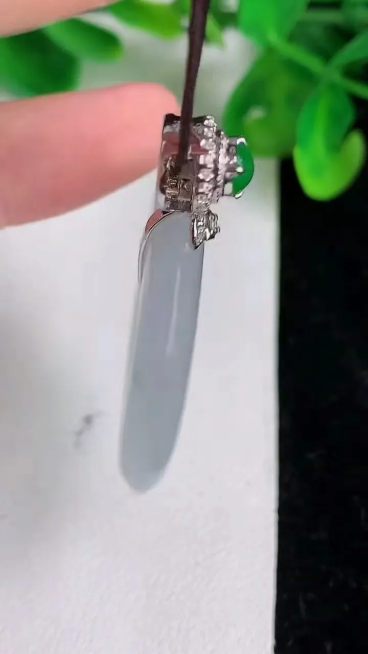 天然A货翡翠种飘花平安扣吊坠，尺寸35.3-5.6，重量:16.15g
6月21日