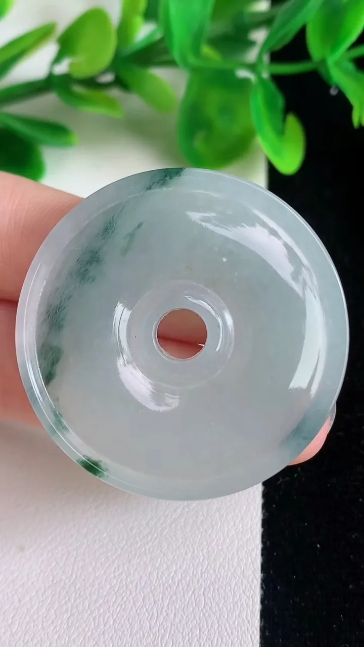 天然A货翡翠飘花平安扣吊坠，尺寸40.1-4.9，重:16.29g
6月21日