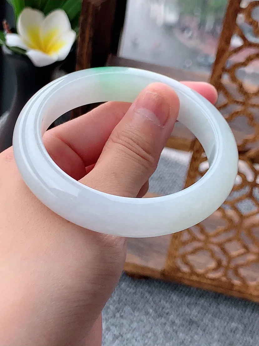 天然A货翡翠飘绿正装正圈手镯56-57圈口尺寸56.5×12×8.5mm 重量61.36g 0620