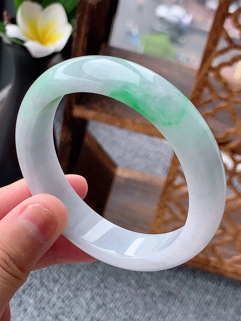 天然A货翡翠飘阳绿正装正圈手镯55-56圈口 尺寸55.6×13.8×8mm 重量64.42g 06