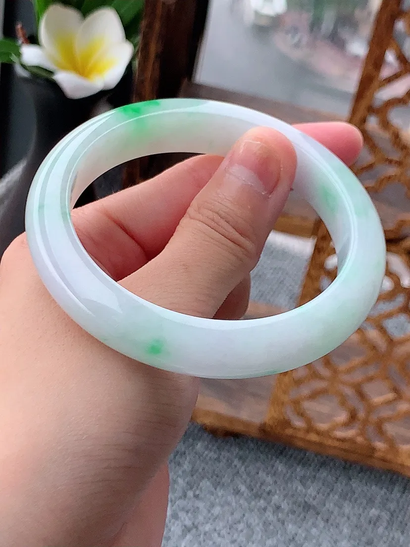 天然A货翡翠飘绿正装正圈手镯58-59圈口 尺寸58×11.4×8.2mm 重量60.08g 0620