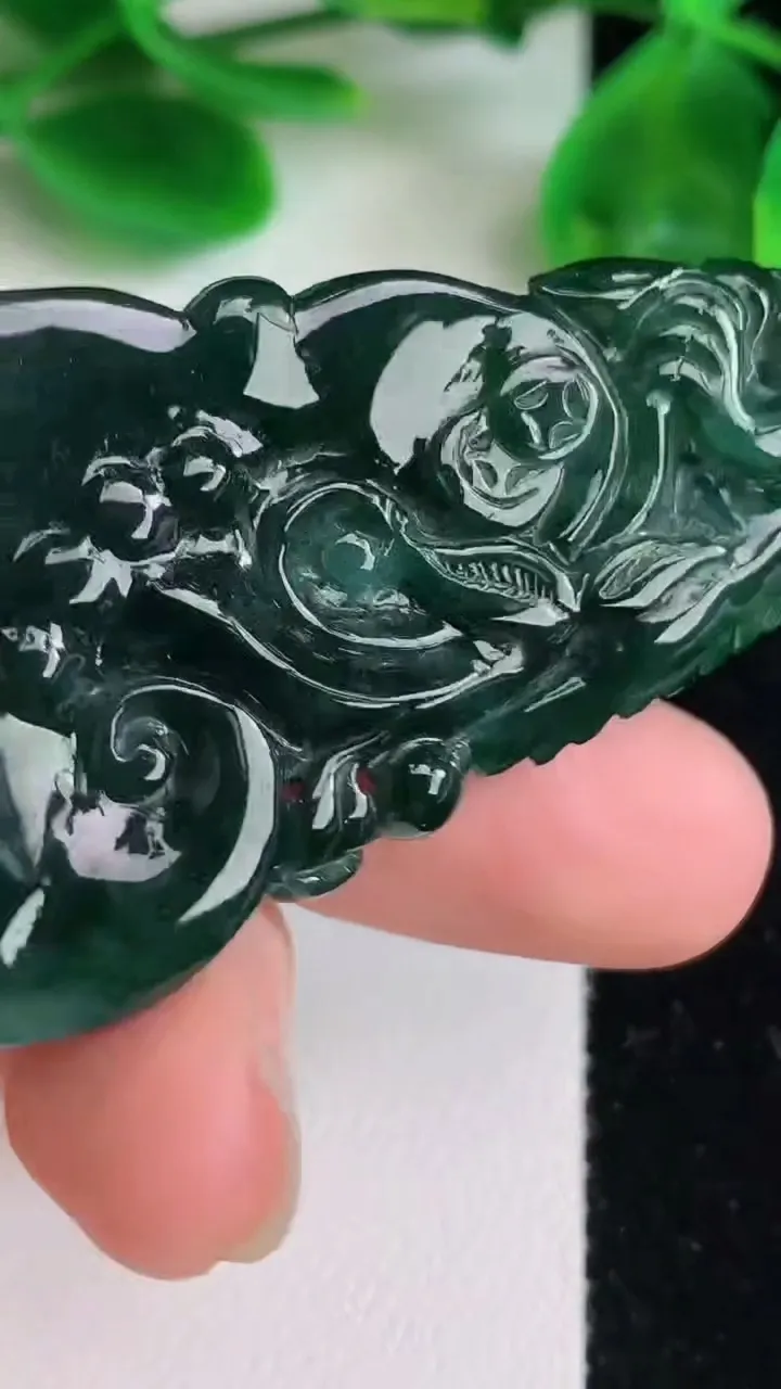 天然A货翡翠今非昔比 蜥蜴吊坠，尺寸57-29.8-8.8，重量:23.42g
6月21日