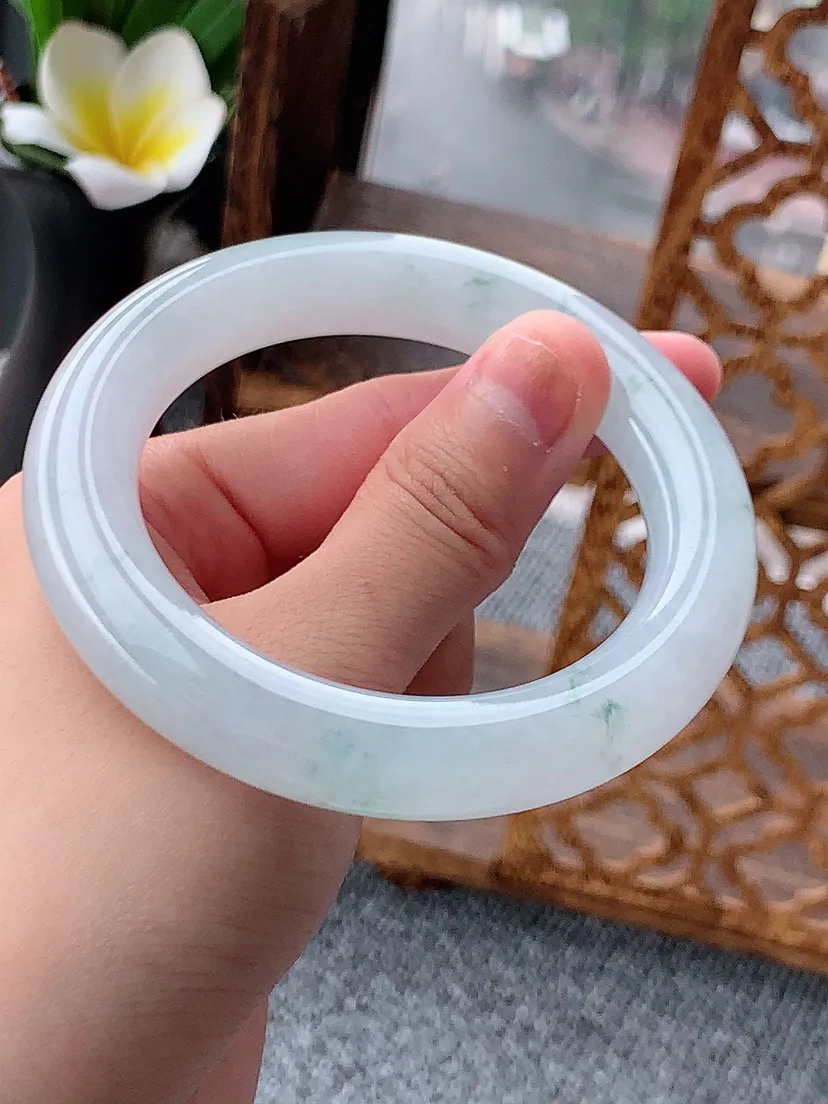 天然A货翡翠飘花胖圆条手镯55-56圈口 尺寸55.5×11.3mm 重量77.24g 0620