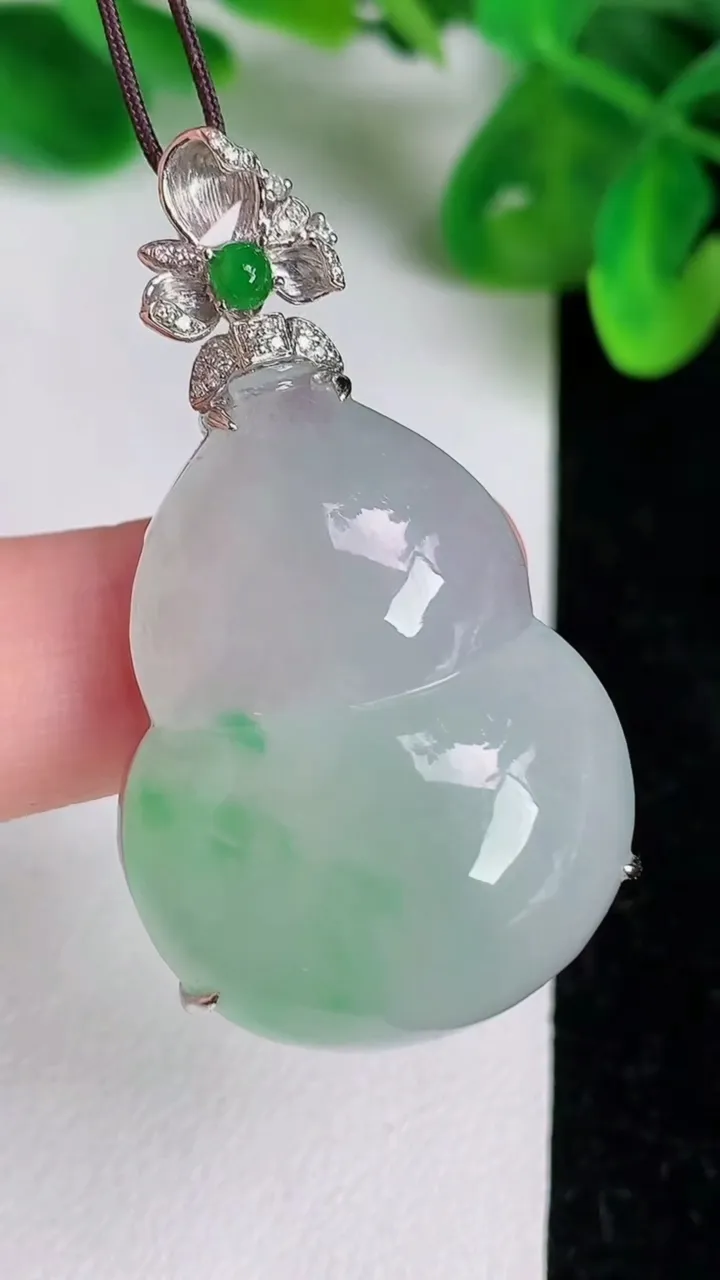 天然A货翡翠葫芦吊坠，尺寸33-25-11.7，重量:14.60g
6月21日