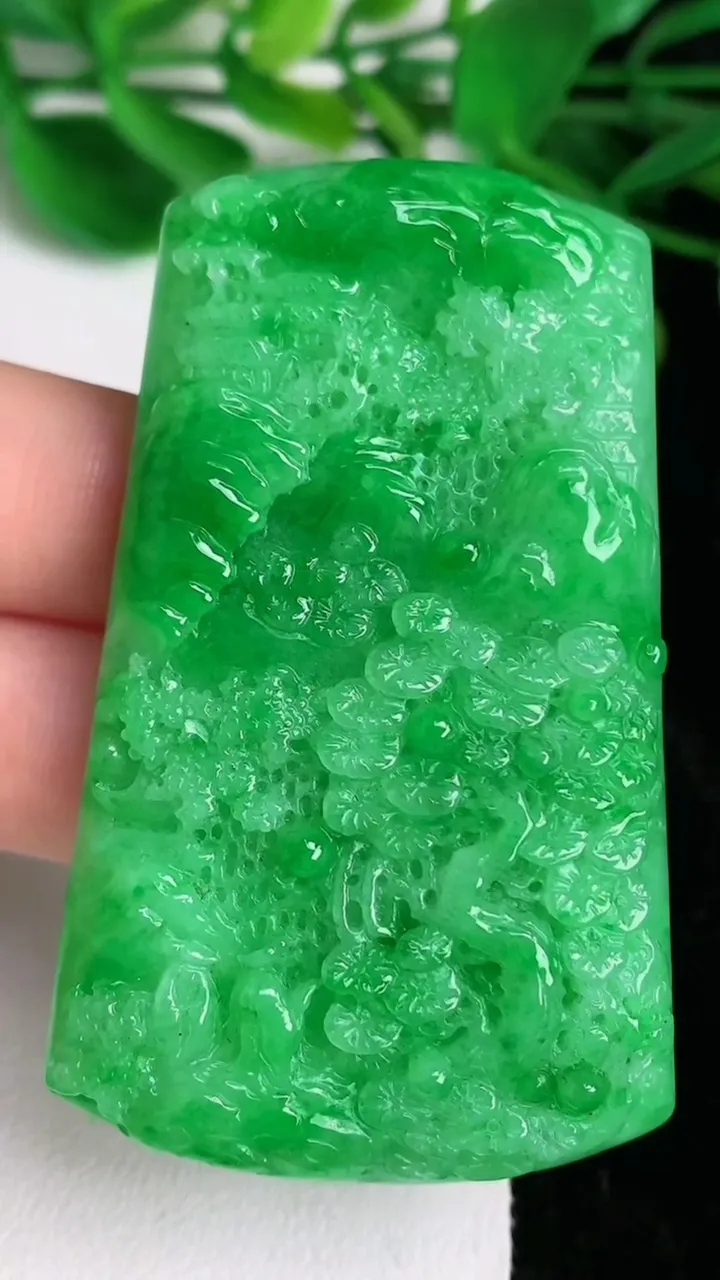 天然A货翡翠山水牌吊坠，尺寸62-37.7-7，重量:34.26g
6月21日