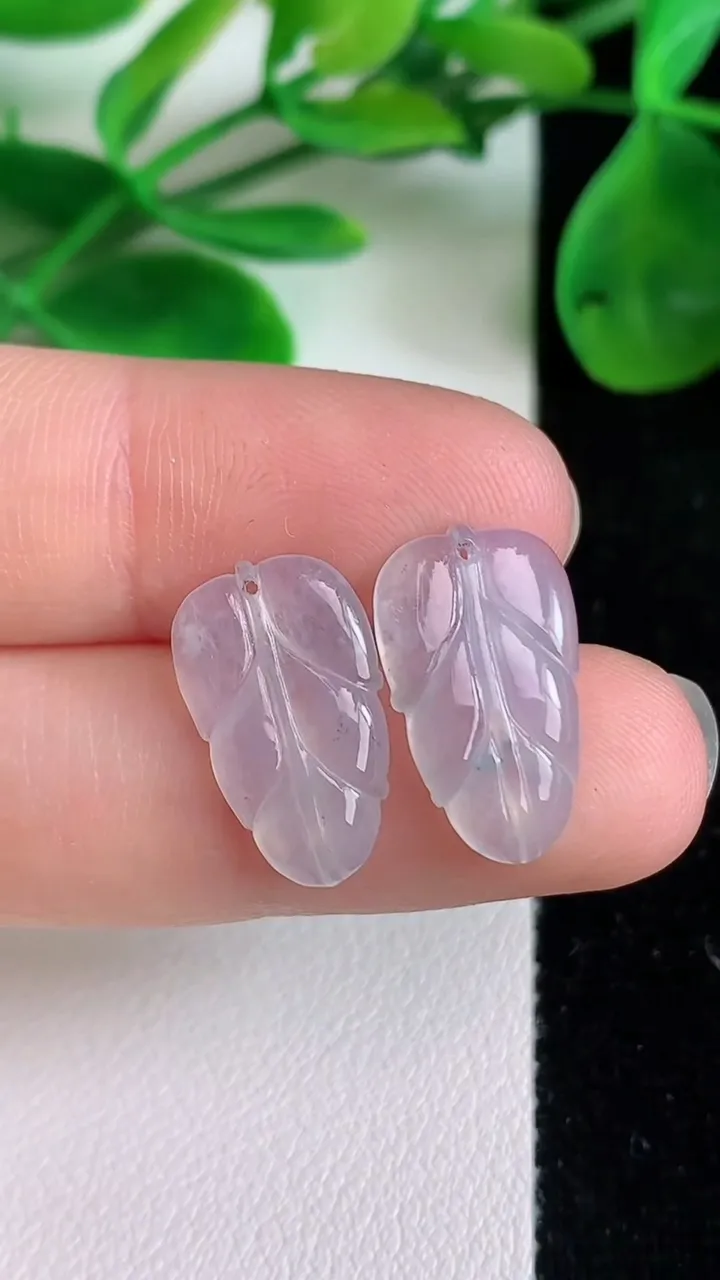 天然A货翡翠金枝玉叶 叶子吊坠一对，尺寸16.7-10-3，重量:1.92g
6月21日