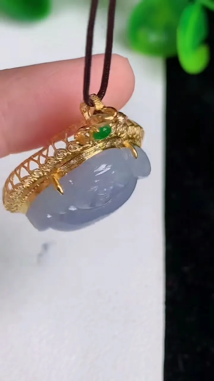 天然A货翡翠18k金紫罗兰佛公吊坠，尺寸30.5-26.6-10.7裸石18-22，重量:6.49g
6月21日