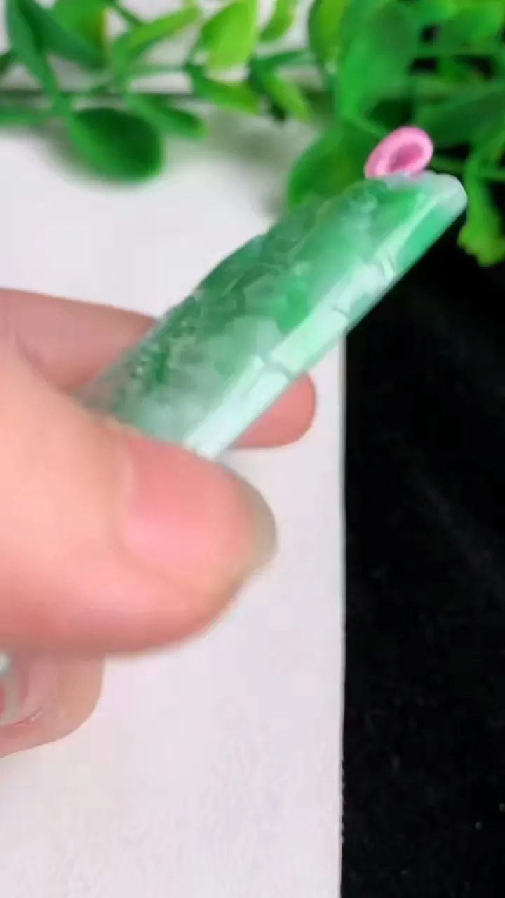 天然A货翡翠山水牌吊坠，尺寸77-46.5-5.8，重量:51.30g
6月21日