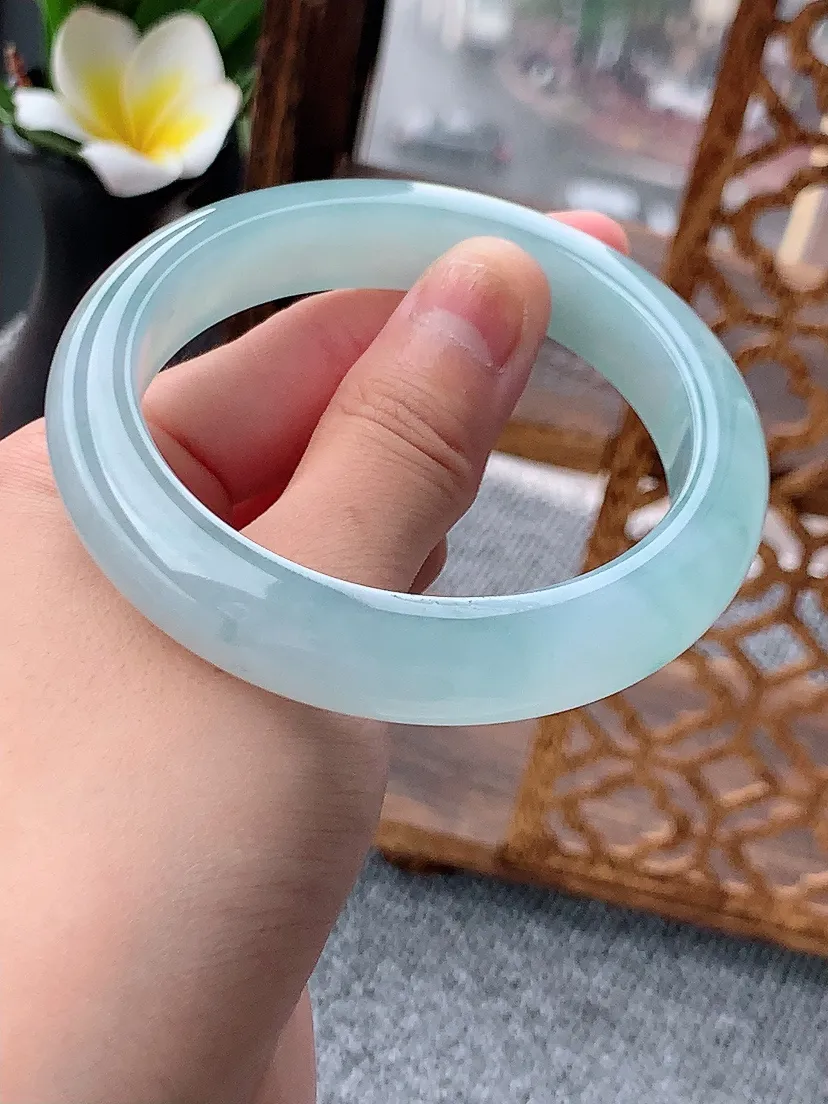 天然A货翡翠飘花厚装正装正圈手镯58-59圈口尺寸58.2×12.5×9mm 重量70.18g 0620