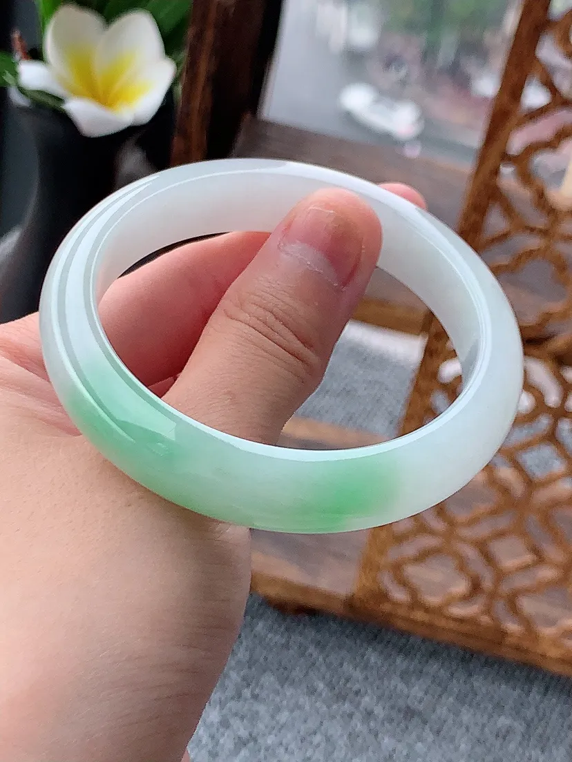 天然A货翡翠飘绿正装正圈手镯55-56圈口 尺寸55×11.7×7.5m量51.10g 0620