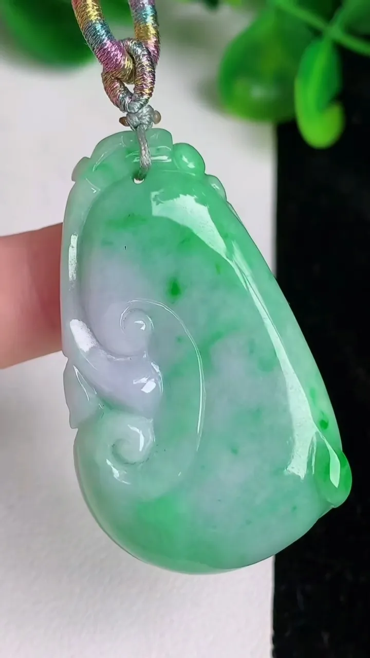 天然A货翡翠如意吊坠，尺寸45.5-27.2-7，重量:19.89g
6月21日
