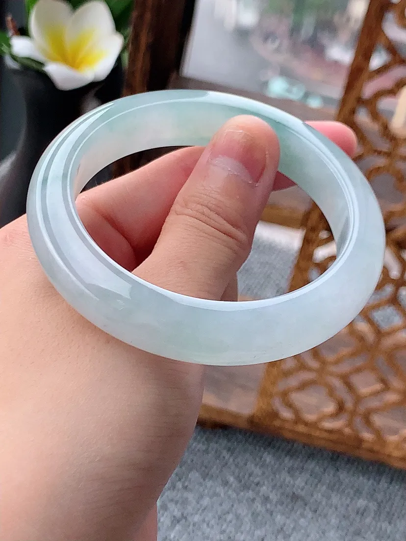天然A货翡翠飘花正装正圈手镯55-56圈尺寸55.6×12.2×8.5mm 重量62.70g 0620