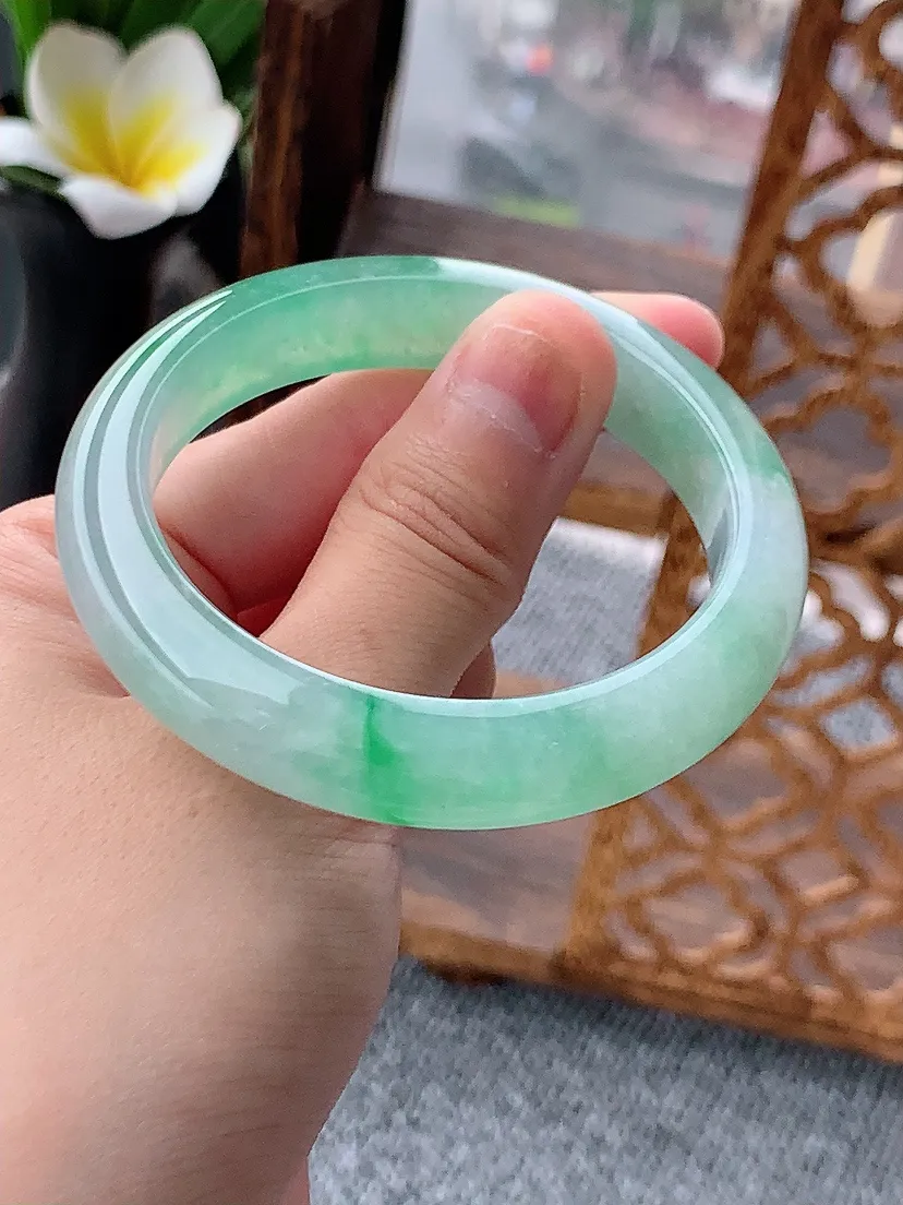 天然A货翡翠飘绿正装正圈手镯52-53小圈口 尺寸52×11×7.6mm 重量47.82g 0620