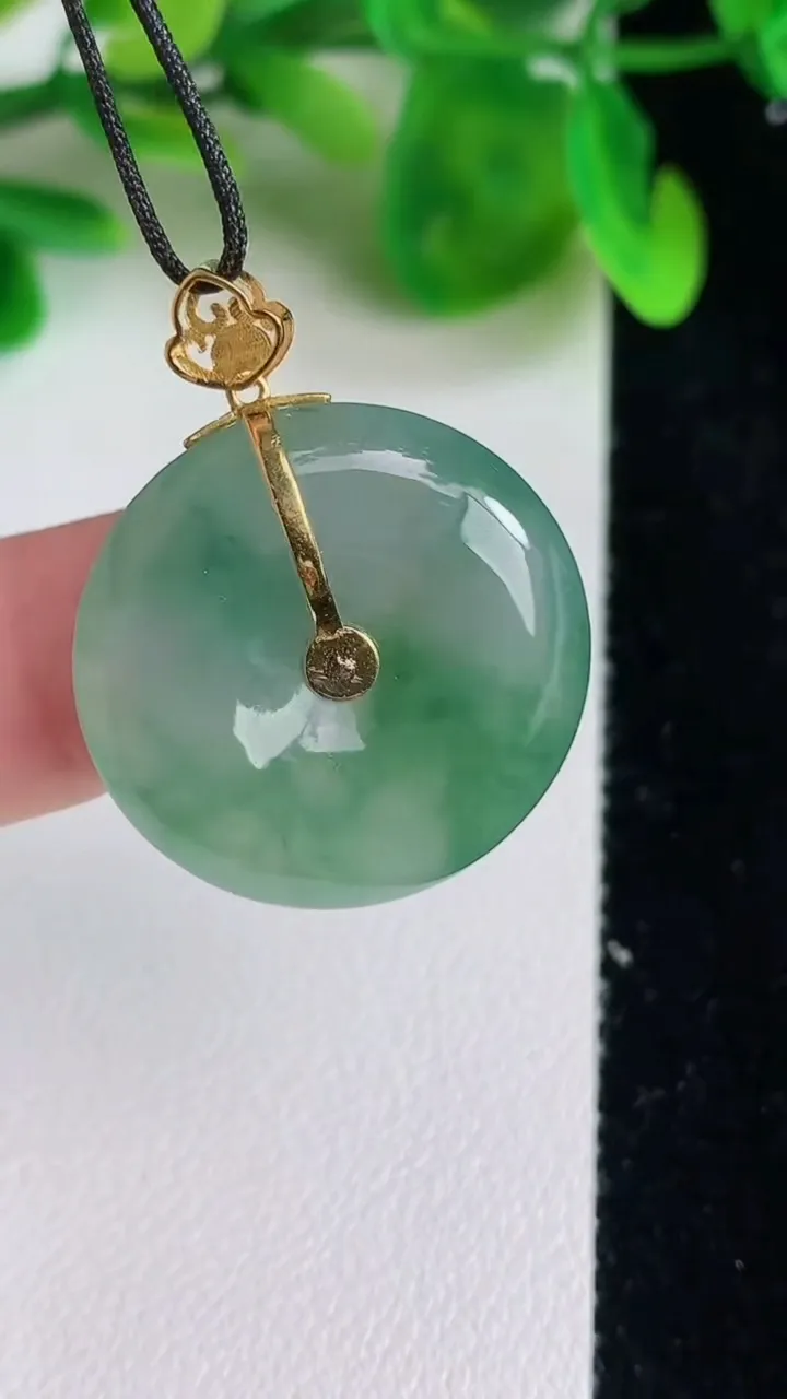 天然A货翡翠平安扣吊坠，尺寸23.3-5.3，重:5.45g
6月21日