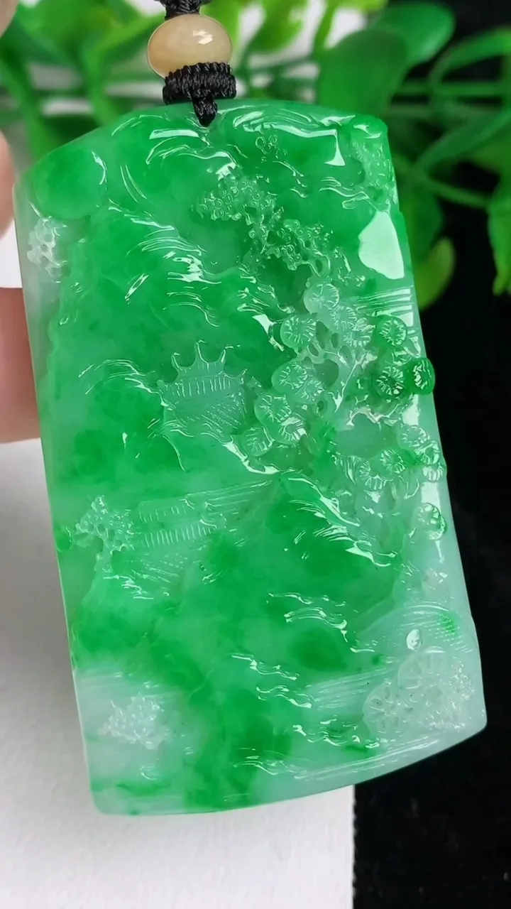 天然A货翡翠山水牌吊坠，尺寸61.8-37.7-5.4，重量:33.74g
6月21日
