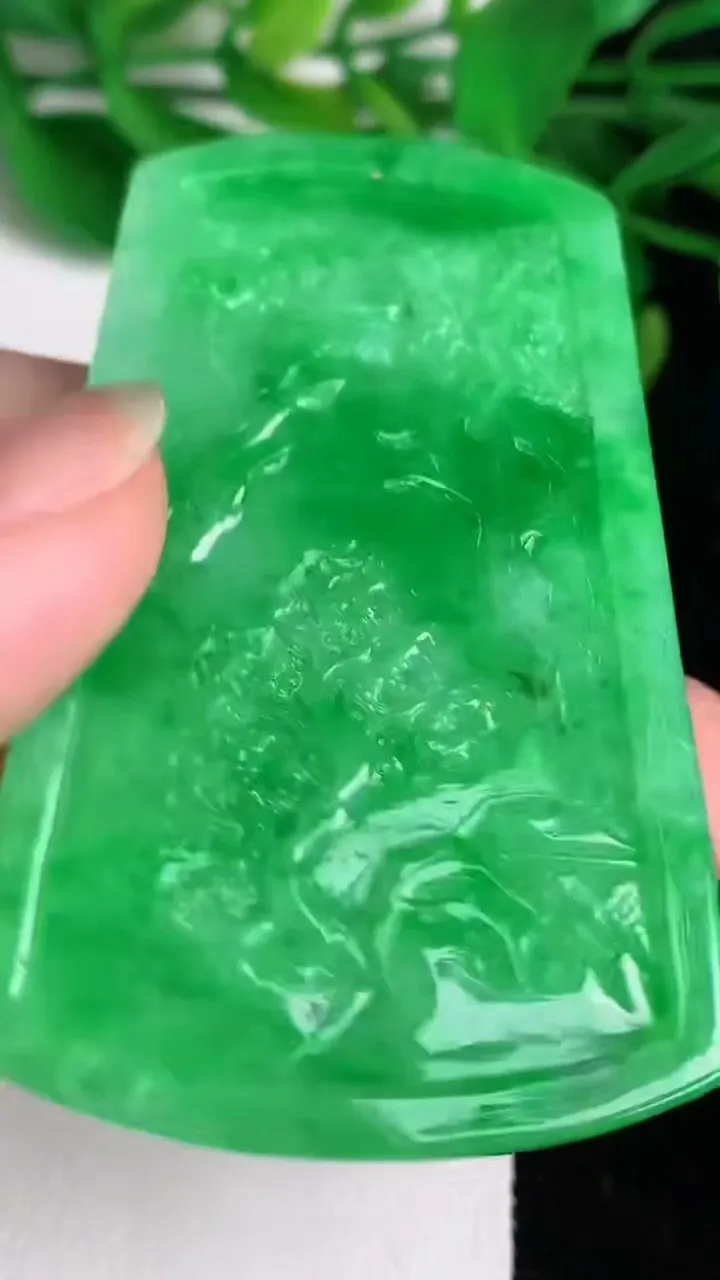 天然A货翡翠山水牌吊坠，尺寸62-37.7-7，重量:34.26g
6月21日