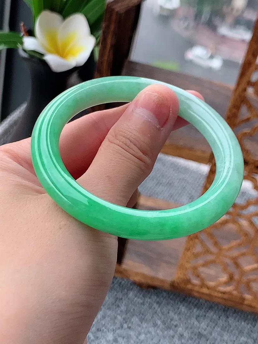 天然A货翡翠满绿圆条手镯52-53小圈口 尺寸52×8.6mm 重量39.76g 0620