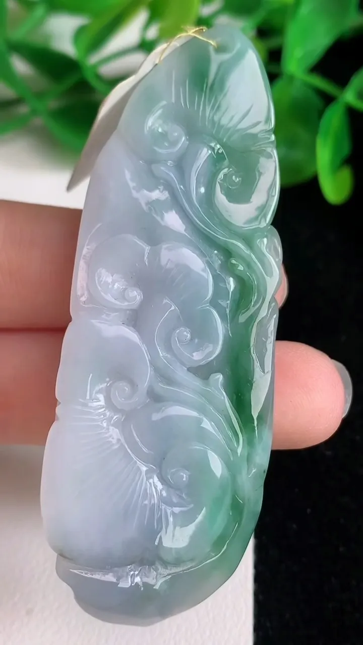天然A货翡翠春带彩蝙蝠吊坠，尺寸69-25.6-9，重量:25.90g
6月21日