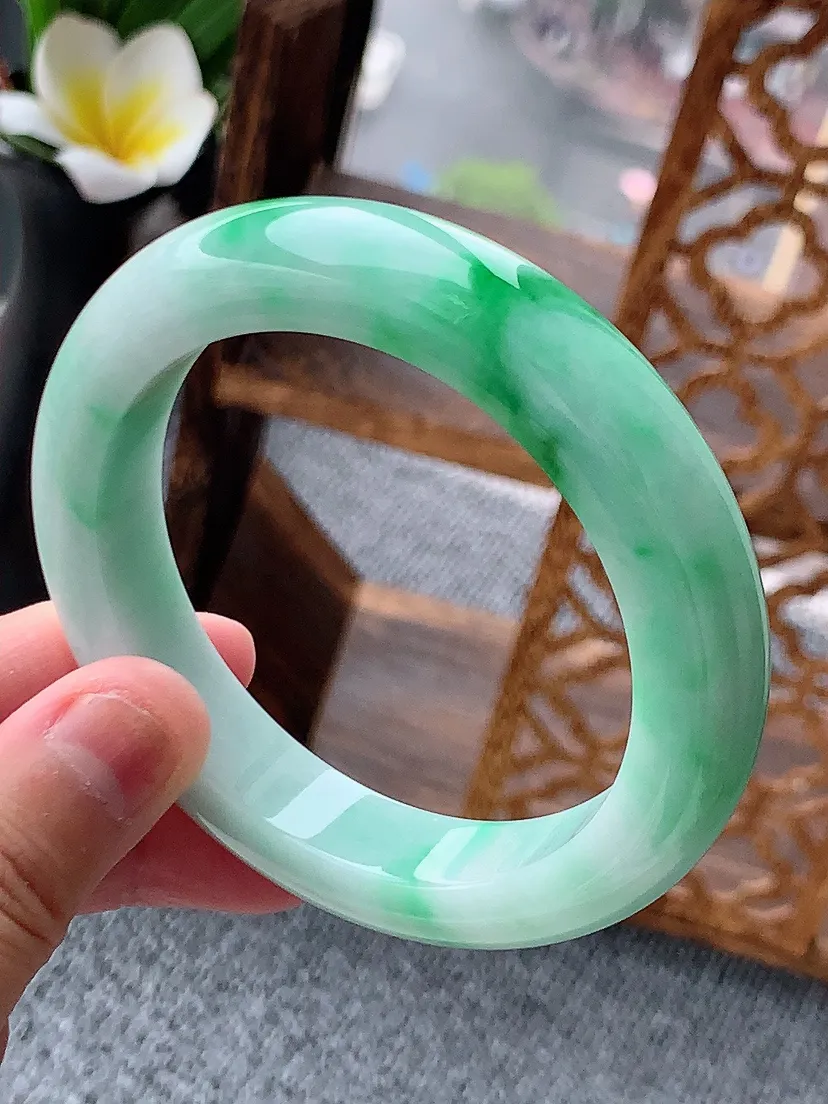 天然A货翡翠飘绿厚装正装正圈手镯56-57圈口尺寸56.6×12×9.5mm 重量72.30g 06