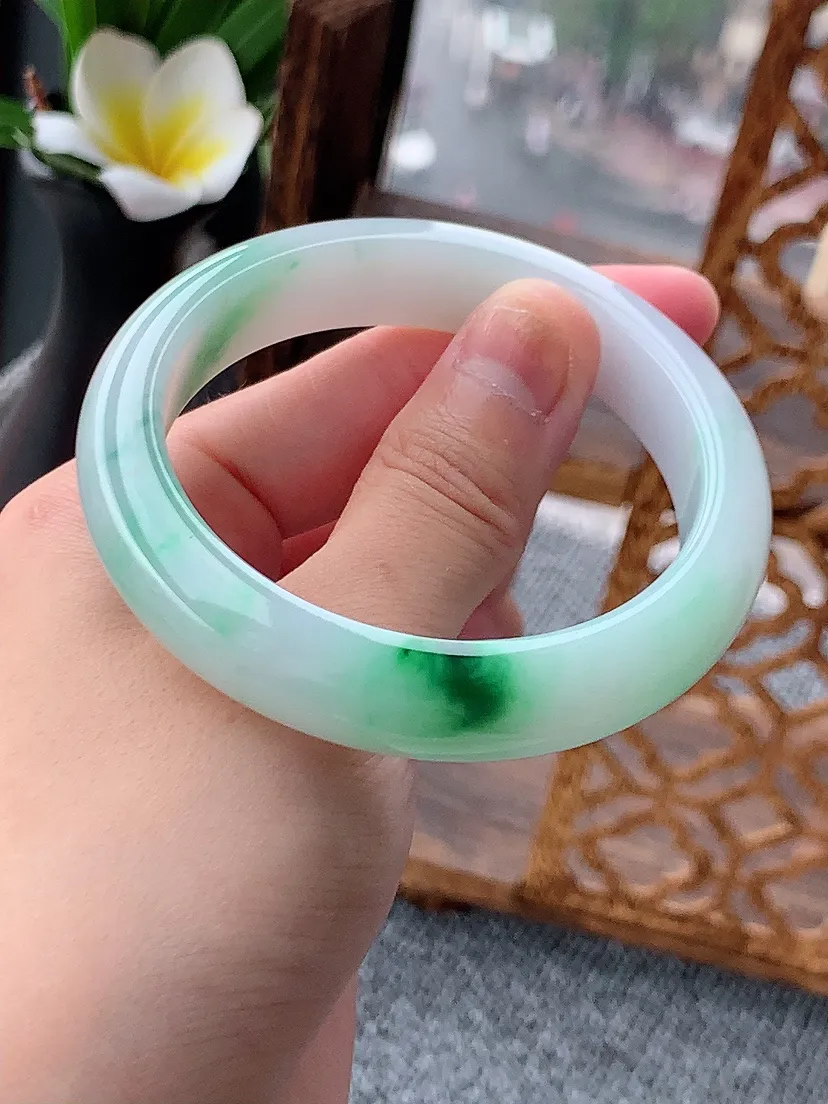 天然A货翡翠飘绿正装正圈手镯55-56圈口尺寸55×12×8m量57.86g 0620