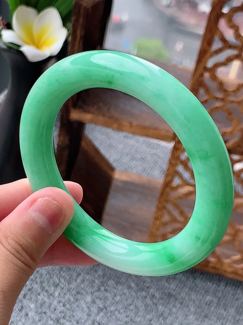 天然A货翡翠飘绿圆条手镯57-58圈口尺寸57.5×10.8mm 重量72.04g 0620