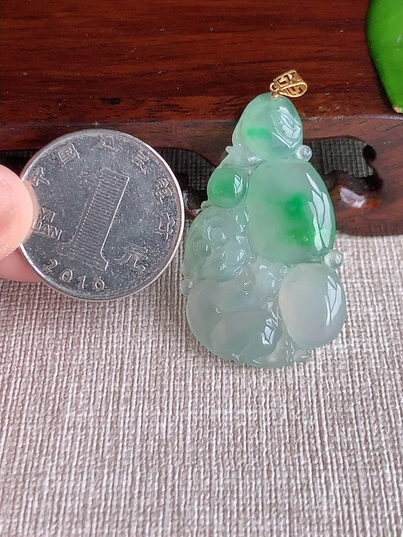 天然A货翡翠18K金扣头飘绿生肖猴吊坠尺寸39×23.8×3.8m量6.22g 0621