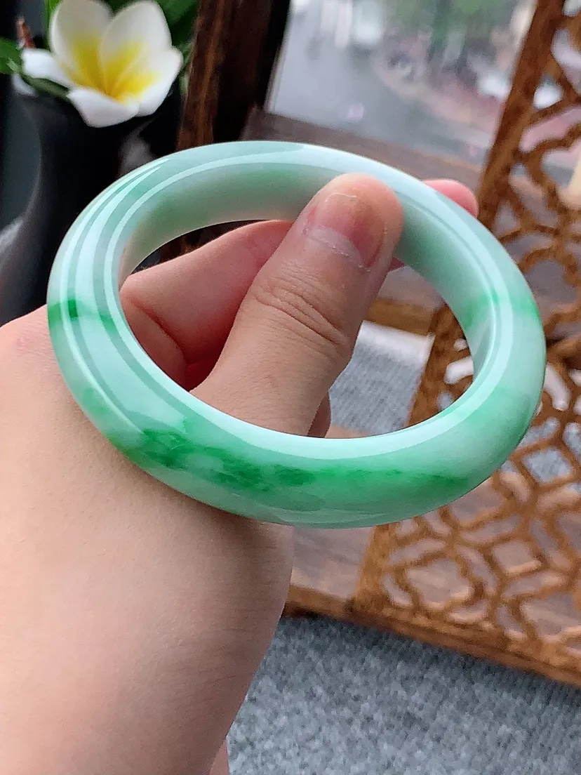 天然A货翡翠飘绿厚装正装正圈手镯56-57圈口尺寸56.6×12×9.5mm 重量72.30g 0620