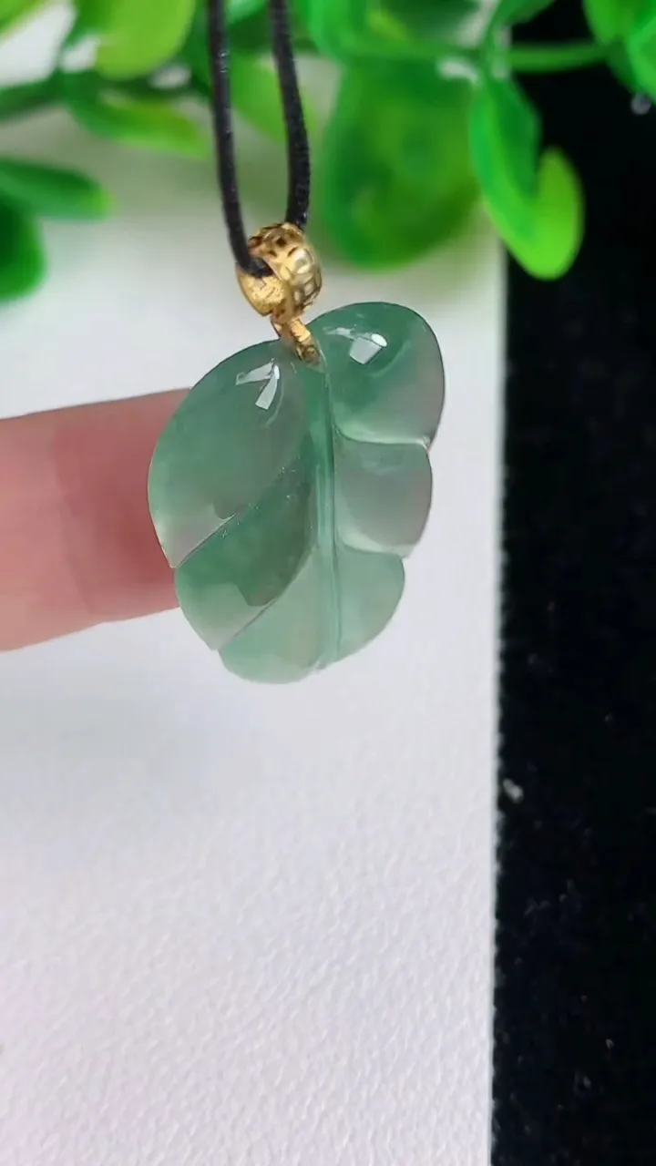 天然A货翡翠金枝玉叶 叶子吊坠，尺寸27-18-3.7，重:3.44g
6月21日