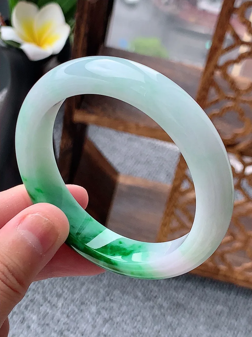 天然A货翡翠飘阳绿正装正圈手镯54-55圈口 尺寸54.6×12×8.3mm 重量59.23g 0620