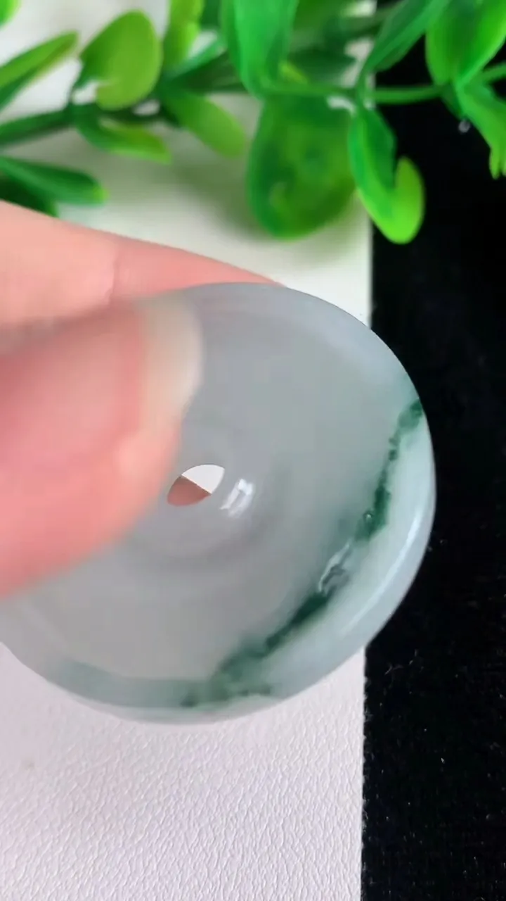 天然A货翡翠飘花平安扣吊坠，尺寸40.1-4.9，重:16.29g
6月21日
