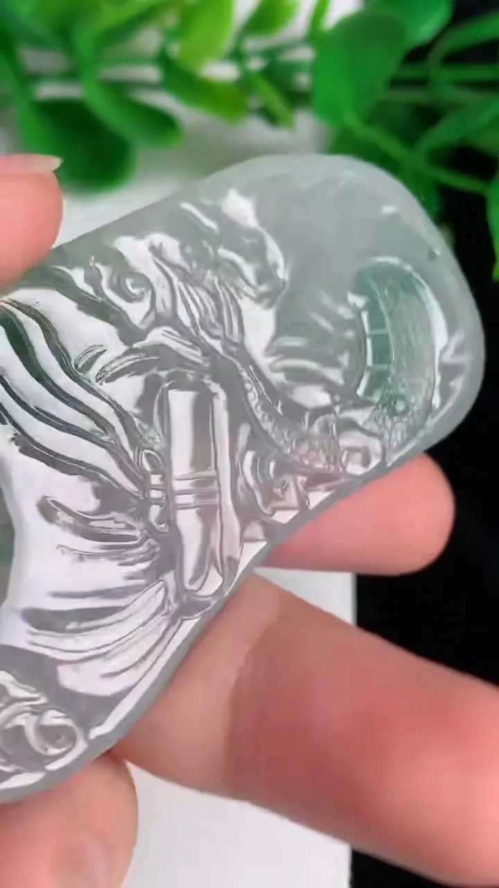 天然A货翡翠种飘花大势至菩萨吊坠，尺寸68.4-36-7，重量:37.13g
6月21日