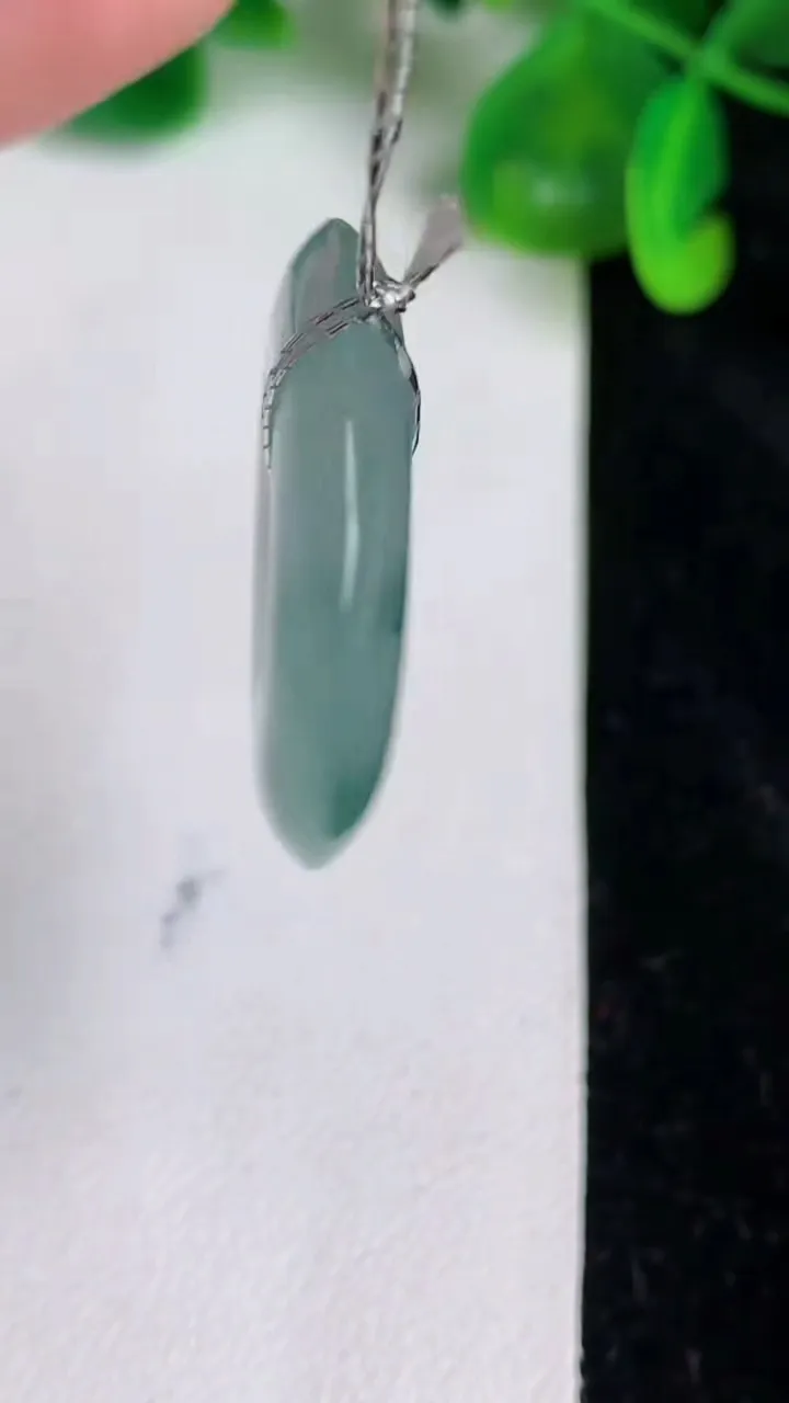 天然A货翡翠种飘花平安扣吊坠，尺寸29-5.7，重量:10.38g
6月21日