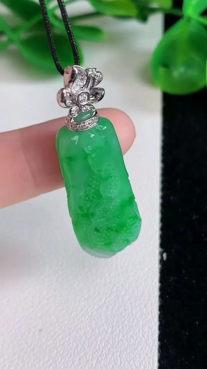 天然A货翡翠白菜吊坠，尺寸30.2-13-9，重量:7.73g
6月22日