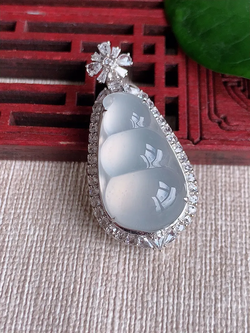 天然A货翡翠18K金伴白月光四季豆福豆平安豆吊坠尺寸37×17.8×12裸石23.5×13.3m量6.45g 0621