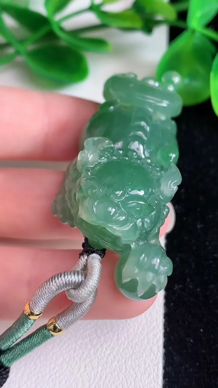 天然A货翡翠麒麟吊坠，尺寸49.5-21-17.3，重量:38.22g
6月22日
