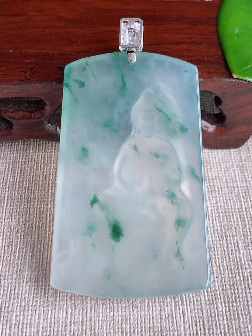 天然A货翡翠18K金伴飘花正装观音吊坠尺寸66×56.8×35×5m量27.66g 0621