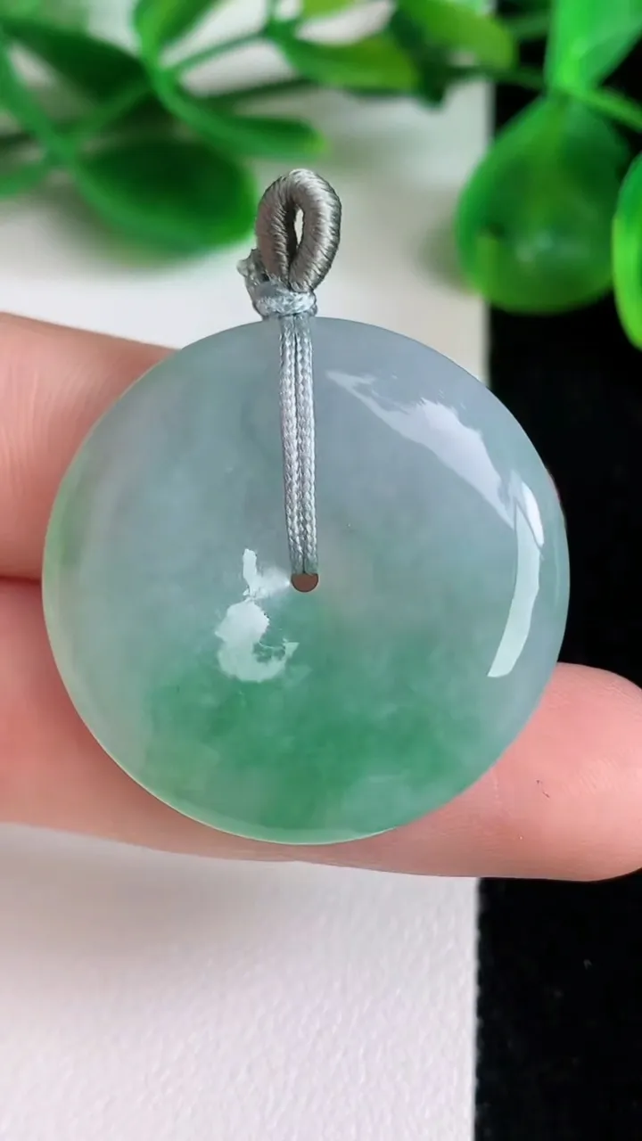天然A货翡翠平安扣吊坠，尺寸30.5-5.8，重量:11.11g
6月22日