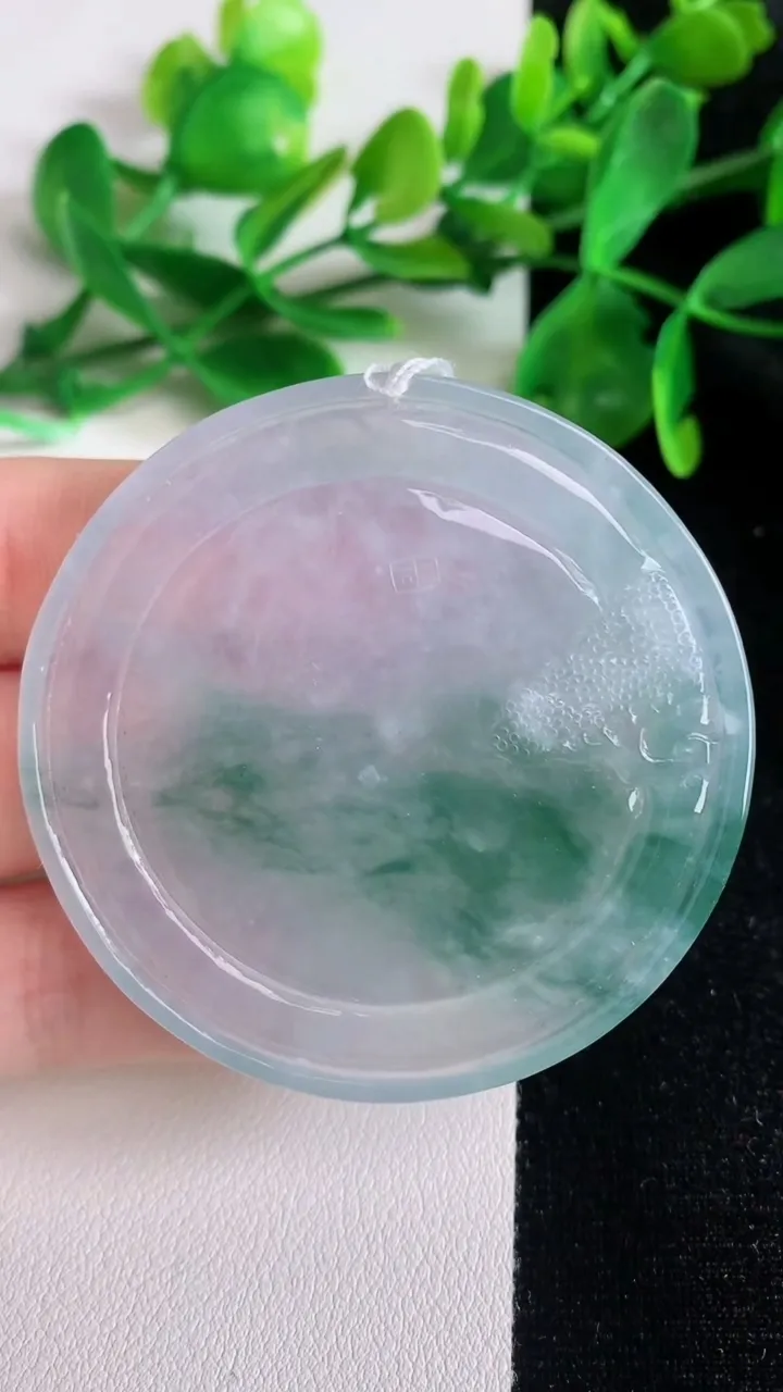 天然A货翡翠种飘花山水牌吊坠，尺寸53.4-5.7，重量:36.40g
6月22日