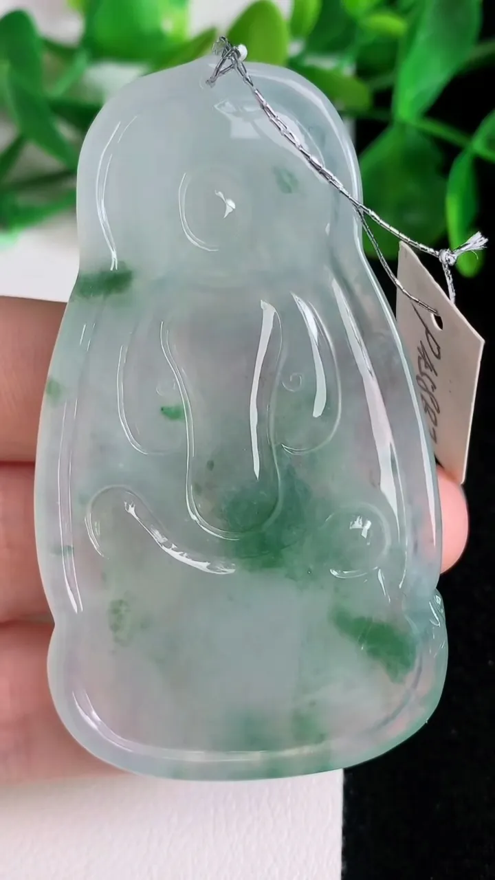 天然A货翡翠大势至观音菩萨吊坠，尺寸65.7-37.4-6，重量:30.98g
6月22日