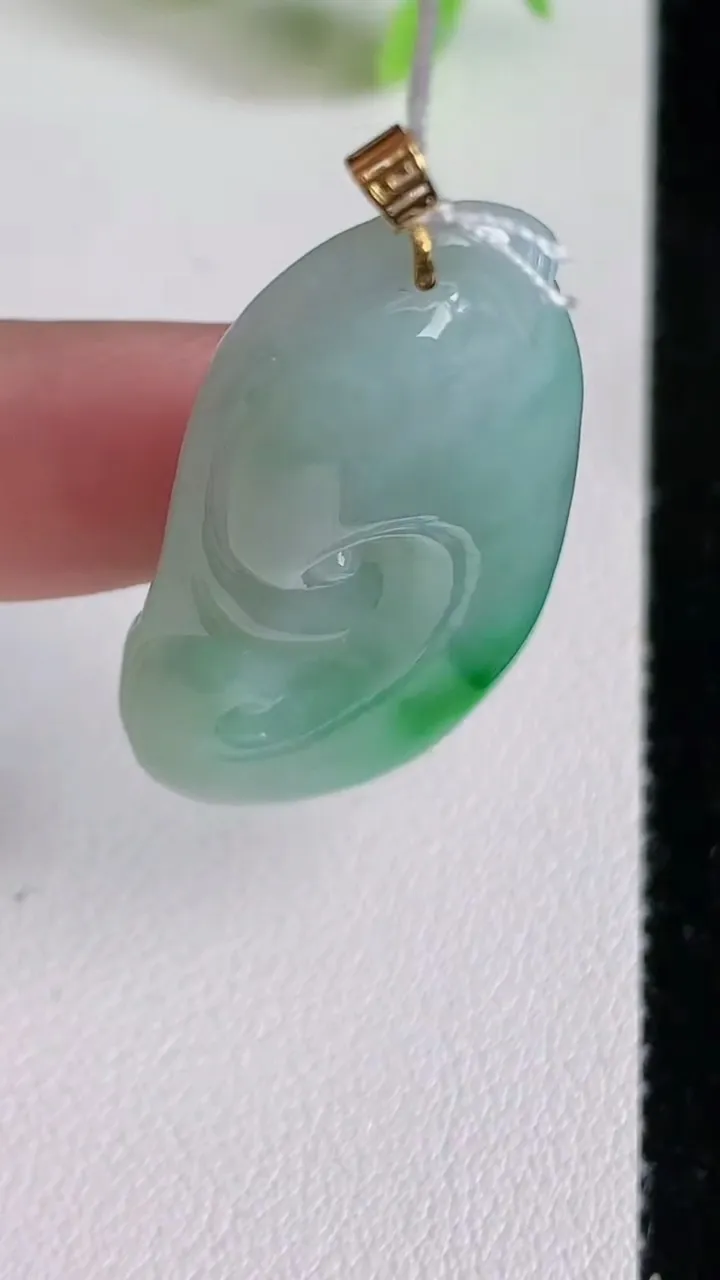 天然A货翡翠如意吊坠，尺寸41.4-21.7-5.4，重量:10.14g
6月22日