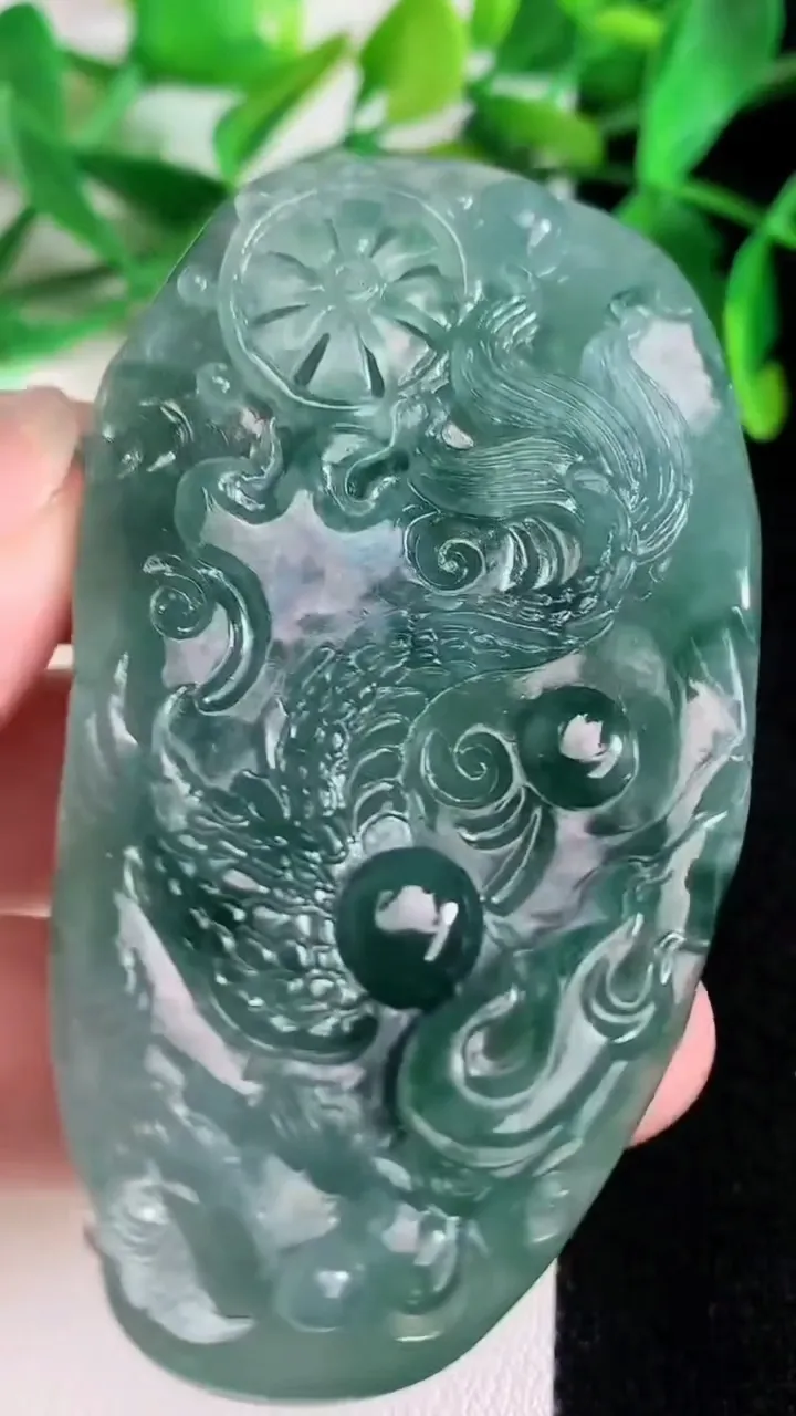 天然A货翡翠龙牌吊坠，尺寸71-37-14，重量:52.89g
6月22日