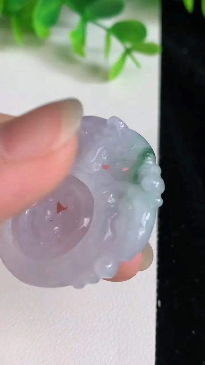 天然A货翡翠生肖牛吊坠，尺寸40.-5.5，重量:15.75g
6月22日