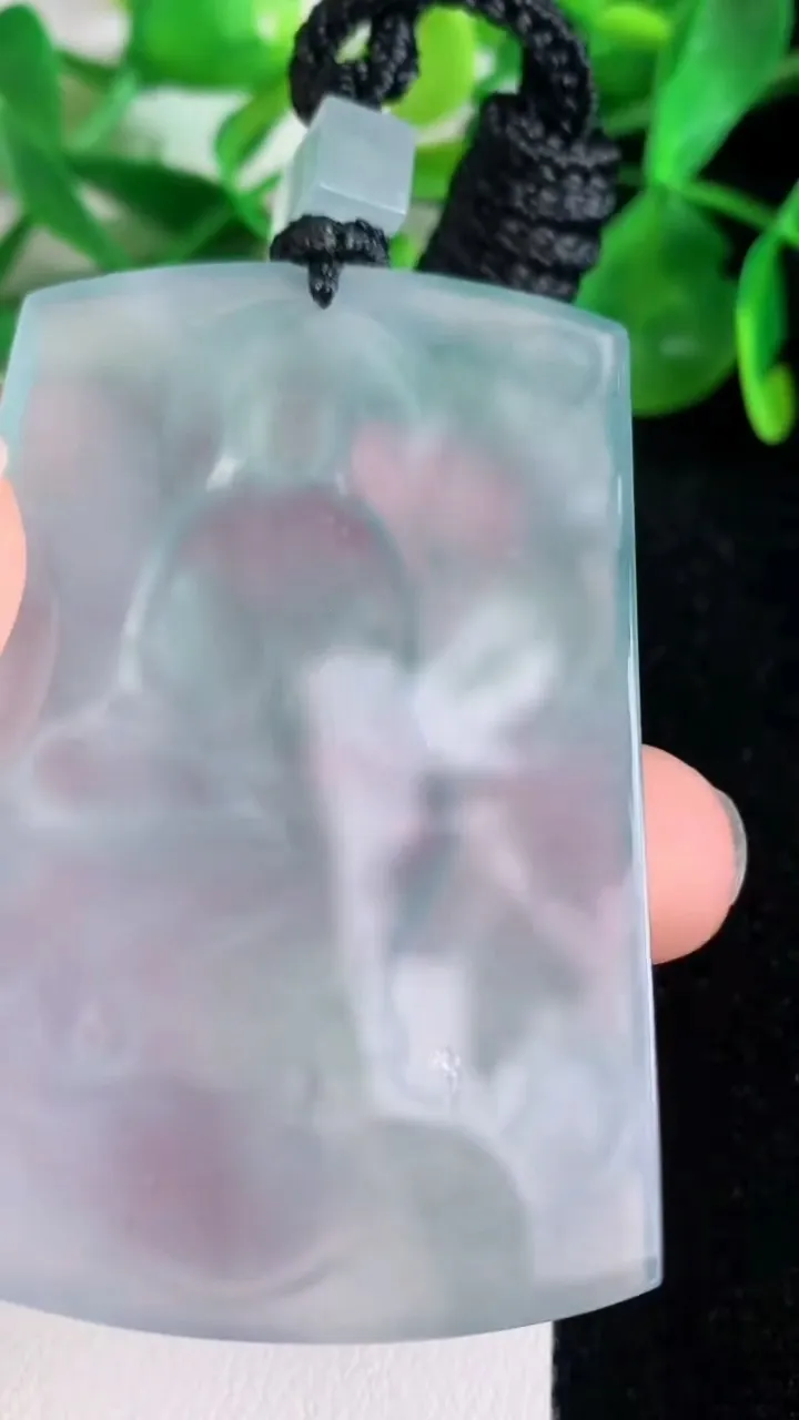 天然A货翡翠种满观音菩萨吊坠，尺寸59.2-40.4-5.6，重量:38.40g
6月22日