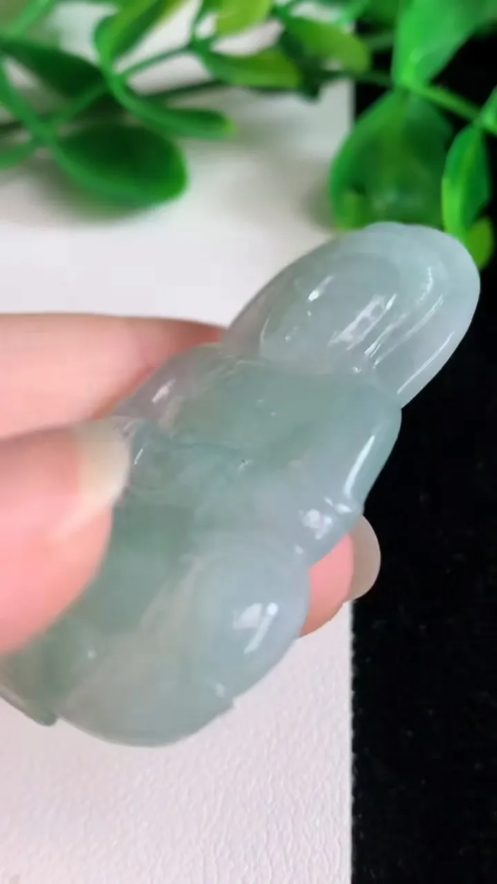 天然A货翡翠观音菩萨吊坠，尺寸56.6-36.2-6.7，重量:20.99g
6月22日
