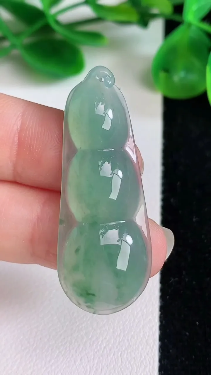 天然A货翡翠福豆吊坠，尺寸43-16.7-5.7，重量:6.47g
6月22日