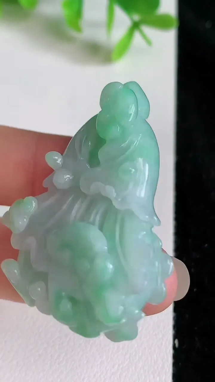天然A货翡翠白菜吊坠，尺寸43-28-13，重量:22.28g
6月22日