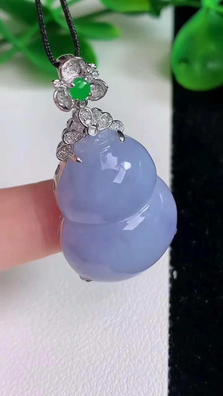 天然A货翡翠18k金紫罗兰葫芦吊坠，尺寸40.7-28-21.6-10.8，重量:11.63g
6月