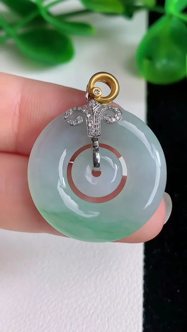天然A货翡翠母子平安扣吊坠，尺寸25.4-4，重量:5.85g
6月22日