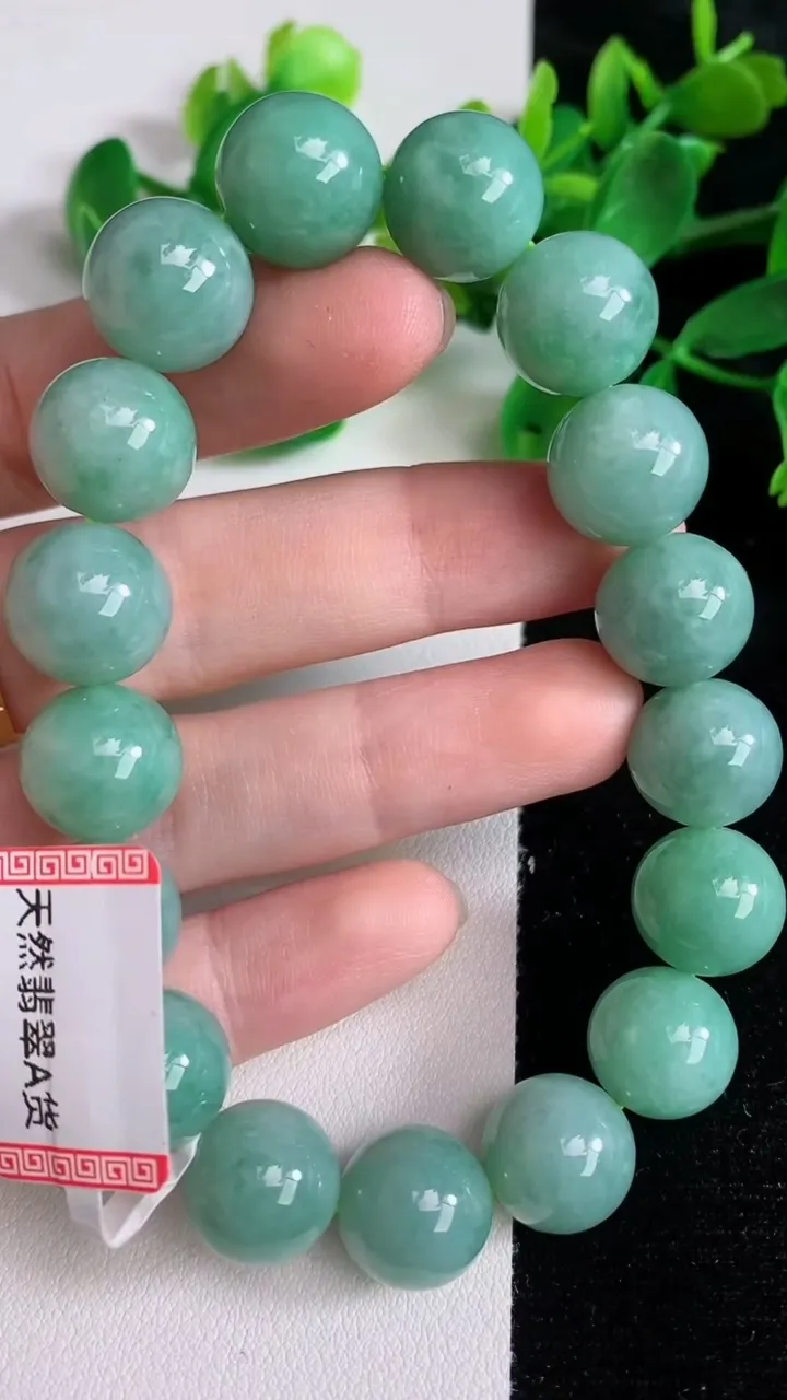 天然A货翡翠圆珠手串，尺寸12.6-17颗，重量:57.83g6月22日
工厂直销收藏佳品,种好水足，色泽均匀，有种有色，上手高大气！