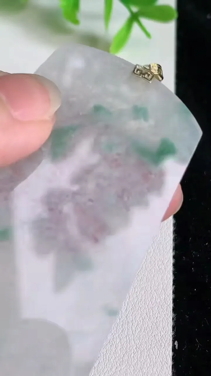 天然A货翡翠18k金飘花无事牌吊坠，尺寸60.6-40.5-2.4，重量:17.37g
6月22日